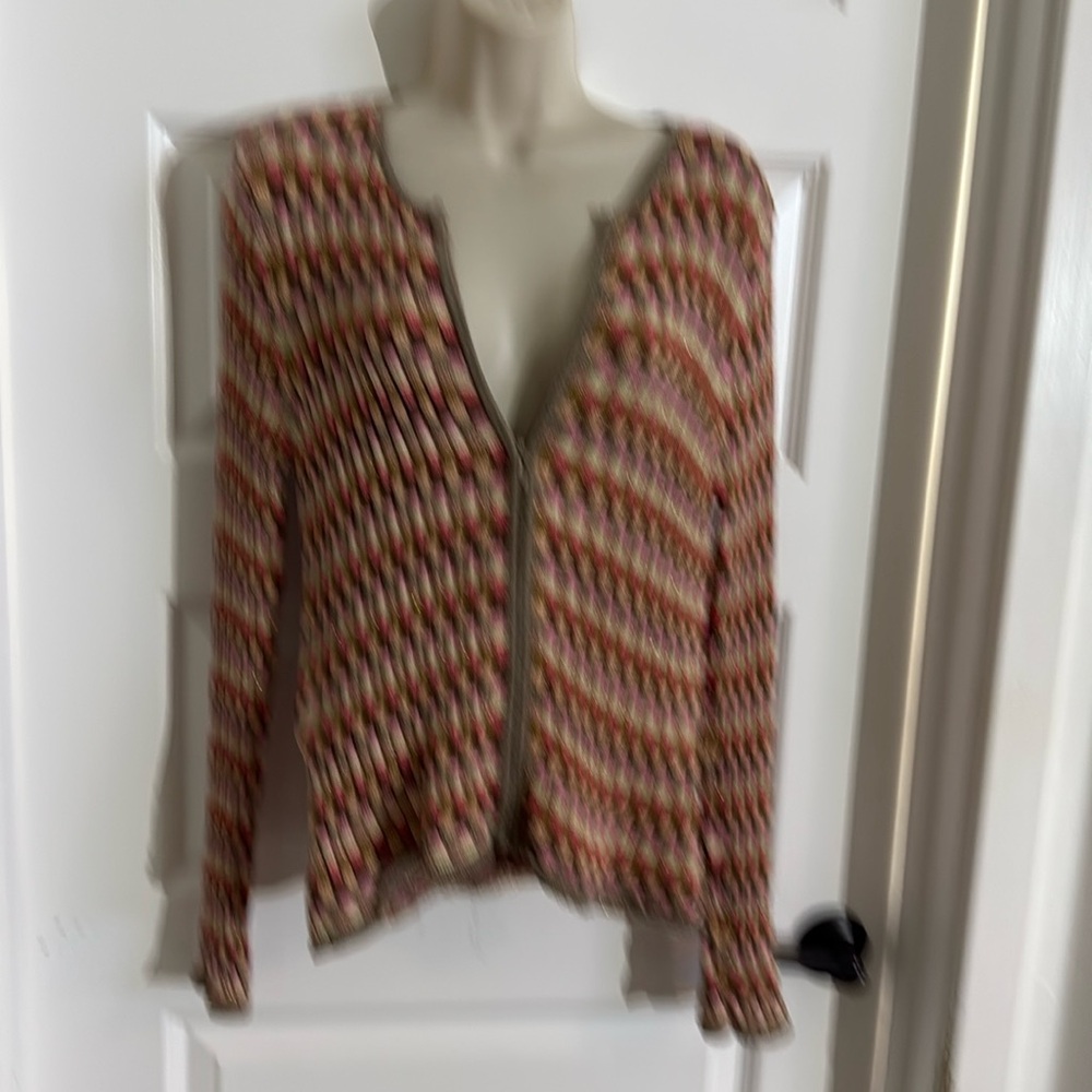 Talbot size large
Zip up light sweater
Multicolor, gold pinks, and browns